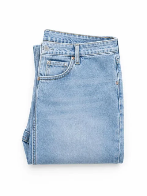 Ljusblå raka jeans